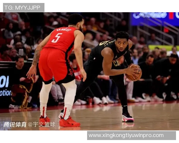 米切尔状态回落遭火箭严防12月前10场场均321分今日仅得16分